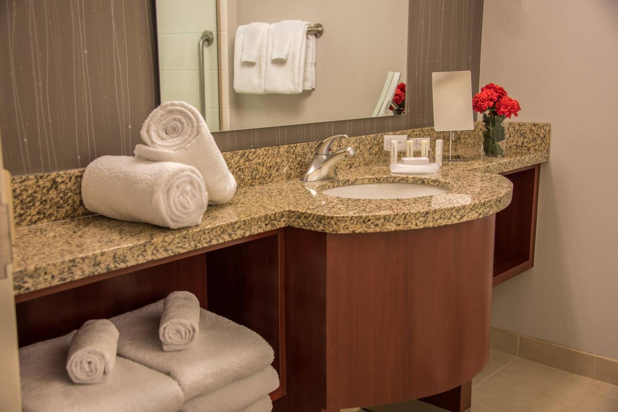 Courtyard By Marriott Bethesda Chevy Chase Hotel Bagian luar foto