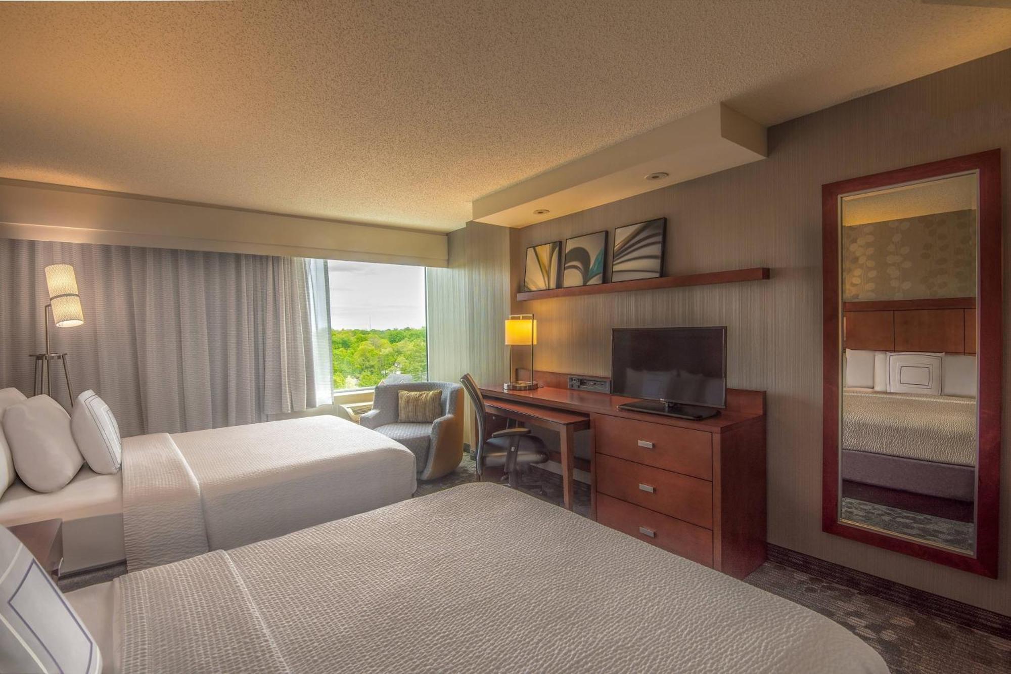 Courtyard By Marriott Bethesda Chevy Chase Hotel Bagian luar foto